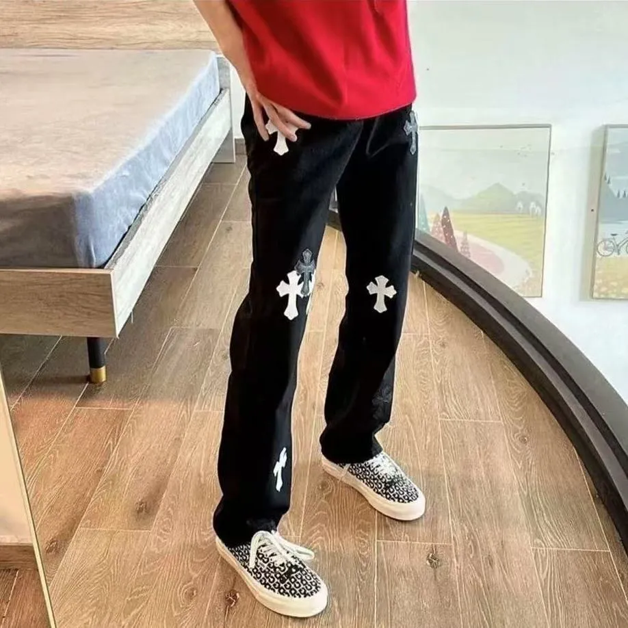 P220 💰 Chrome hearts Chengdu limited new city limited jeans Chrome hearts city limited jeans Hardware customization Original development vintage levis American-made 501 black and gray base remake Levi's American 501 base imported sheepskin 925 silver remake [Top heavy industry fashion design] Consistently high-street luxury style. Speaking of this style, the Zangyin family and GU family are definitely the leading representative brands. Especially the Zangyin family has really achieved a state-of-the-art effect in creating high-street style. The unique washed material is used to create this style. The color system is already quite eye-catching. After it is decorated with patchwork cross flowers, it cleverly highlights the charm of the brand. Secondly, this style uses classic The high-waist cutting design highlights the long legs and fashionable temperament of the upper body. The brand is highly recognizable and the slim fit configuration is more suitable for daily wear. It is a product that interprets personality, fashion, and specifications at a glance. This single product is enough to make any fan excited. It can be a white T-shirt for a youthful college style, or a tight suspender for a royal style. It has strong matching ability and can be easily controlled by men.  [Materials and craftsmanship] Needless to say, this point goes without saying. As an excellent craftsman brand, Zangyin’s requirements for details and craftsmanship are really perfect. The washed color of this model has gone through so many processes, not to mention the embellishment of denim appliques. It is also purely hand-made and sewn. Just like what they believe in, only hand-made things have soul and have the meaning of wear. A top-notch heavy-duty fashionable denim item, I look forward to your perfect interpretation! ! Color: black gray size: 28 30 32 34 36